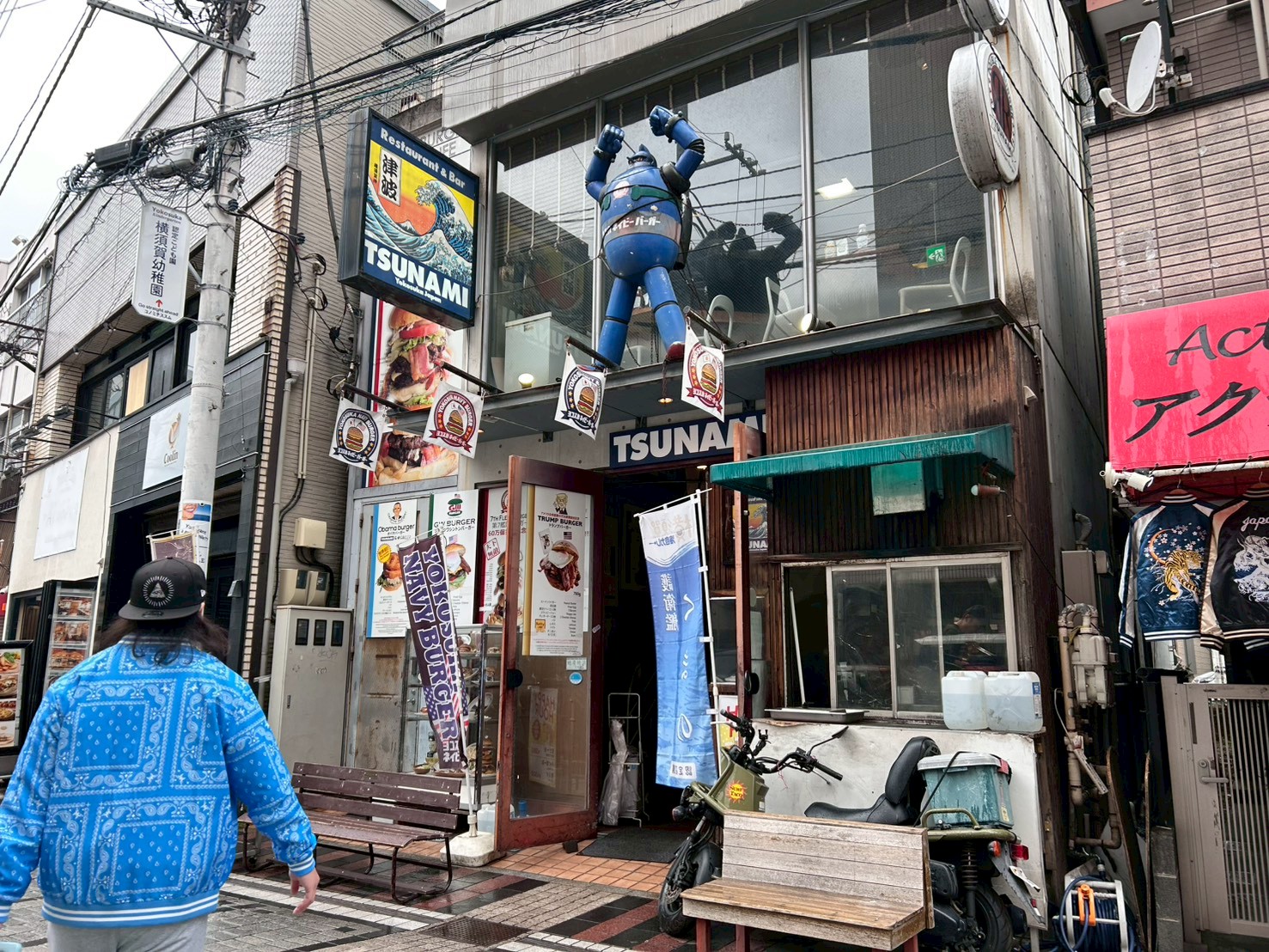 【横須賀ドブ板】TSUNAMI（ツナミ）｜ネイビーバーガーも海軍カレーも！横須賀グルメはここで決まり！